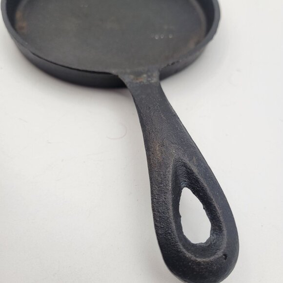 Vintage Cast Iron Mini 5" Pan - 1 Egg, Mini Pancake - Unmarked - Picture 4 of 5